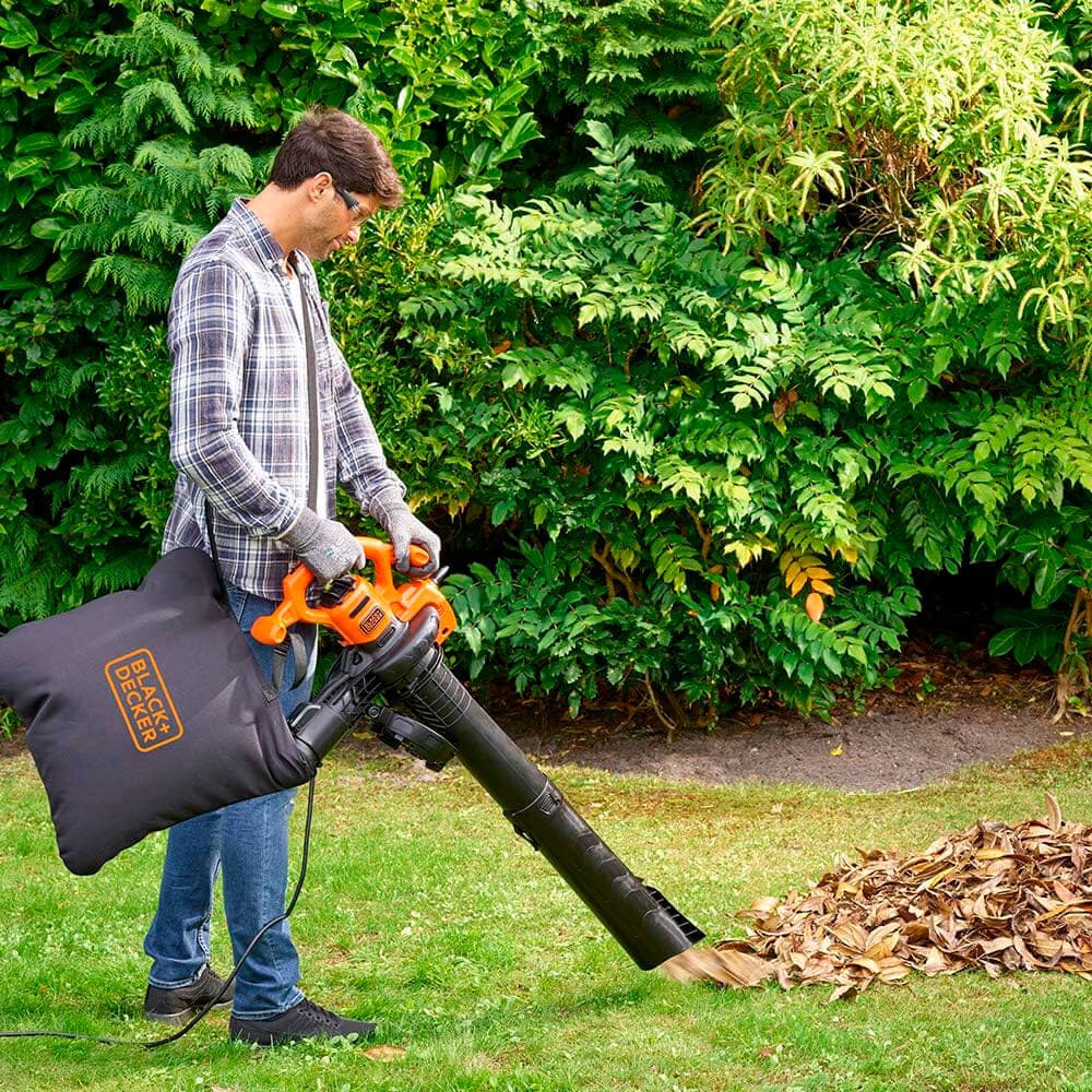 Прибирання опалого листя садовим пилососом BLACK+DECKER