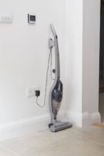 Вертикальний пилосос 18 В 2 А·год 0,5 л BLACK+DECKER SVB520JW - Зображення 2